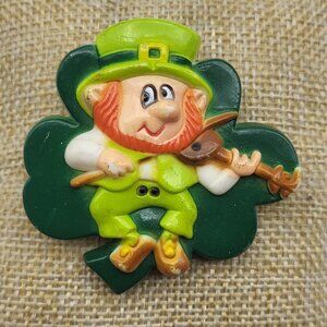 Adorable VTG Leprechaun Irish fiddle Lucky clover shamrock Saint Patricks Pin